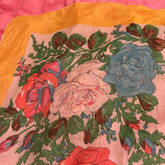 Vintage “Miss Pat” rolled edge silk blend made in Japan rose floral design scarf - Picture 5 of 11